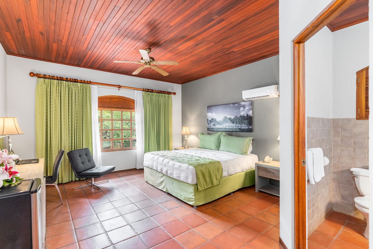 Superior Room with King Bed | 1 phòng ngủ, bộ đồ giường cao cấp, chăn bông, nệm có lớp đệm bông 