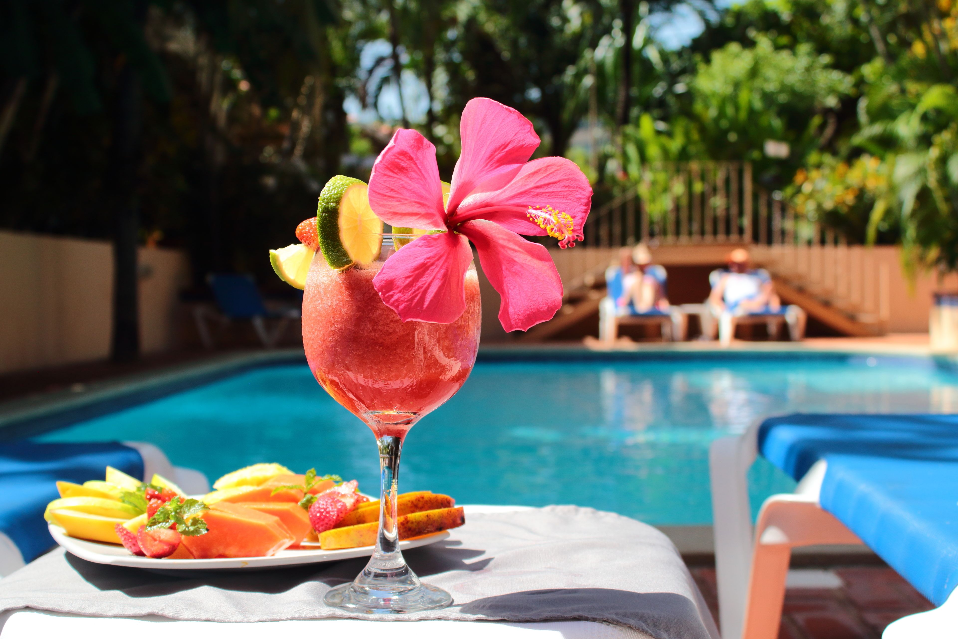 Een buitenzwembad, open van 08.00 uur tot 20.00 uur, en ligstoelen