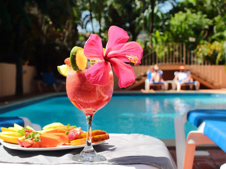 Una piscina al aire libre, sillones reclinables de piscina