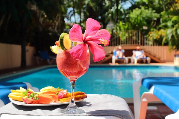 Piscine extérieure, chaises longues