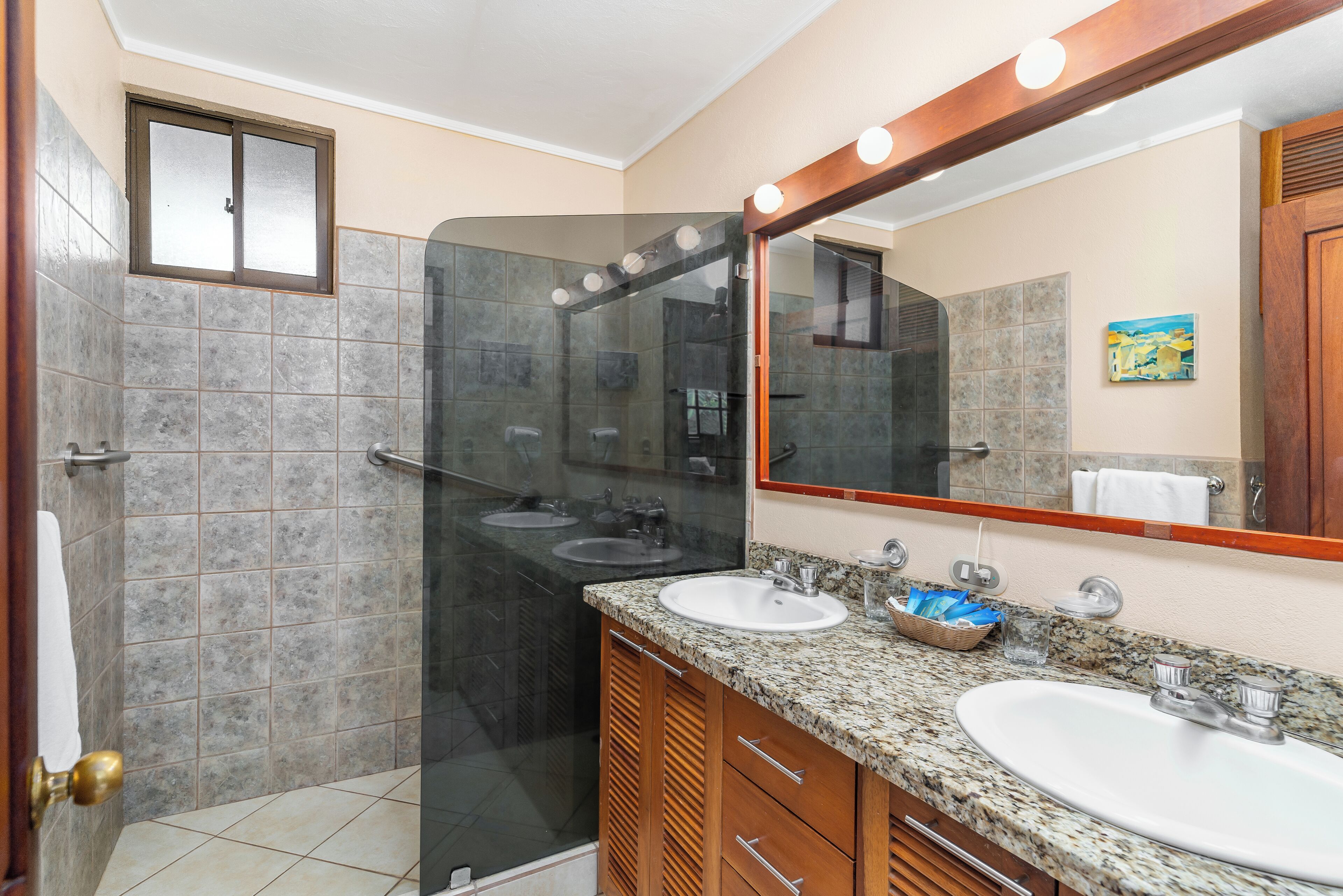 deluxe suite, 2 bedrooms, garden view | bathroom | free toiletries, hair dryer, towels