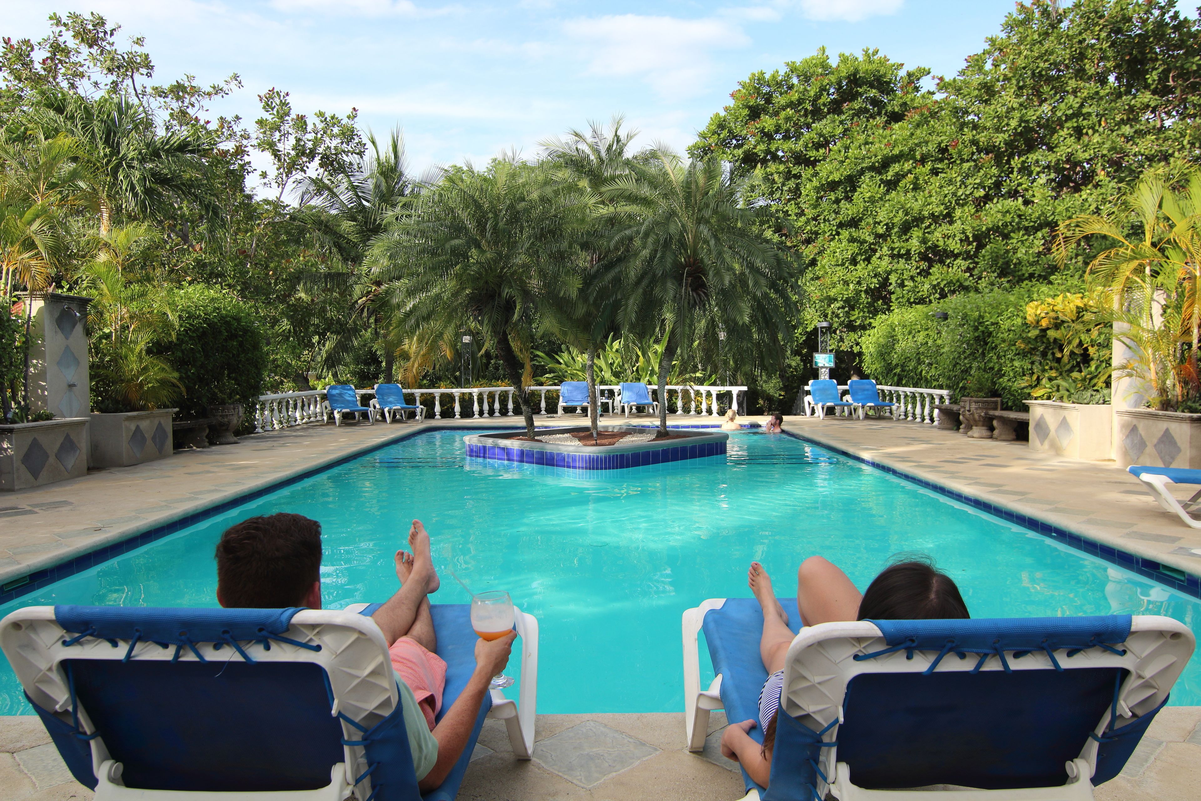 Piscine extérieure, chaises longues