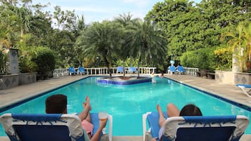 Piscine extérieure, chaises longues