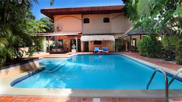 Piscine extérieure, chaises longues