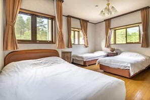 ファミリールーム4人部屋 with マウンテンビュー | バスルーム | シャワー付き浴槽、バスアメニティ (無料)、ヘアドライヤー、タオル