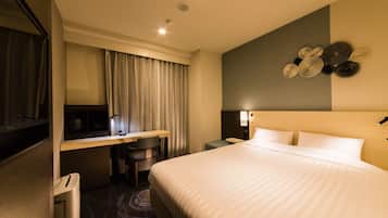 Escritorio, tabla de planchar con plancha, wifi gratis