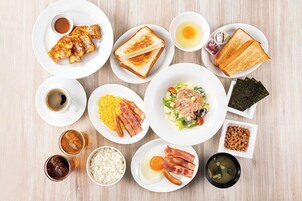 Café da manhã feito na hora todos os dias mediante uma taxa