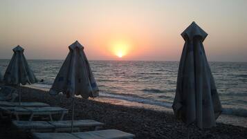 Playa en los alrededores y toallas de playa