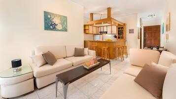 Televisión, reproductor de DVD, libros y estéreo