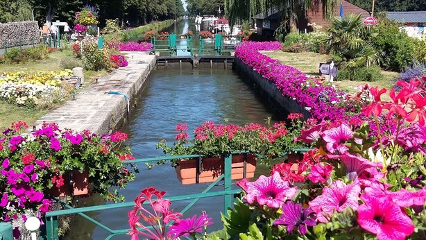 A canal with vibrant flowers and a lock gate. - Beautiful stone gite in rural Brittany (Ruffiac)