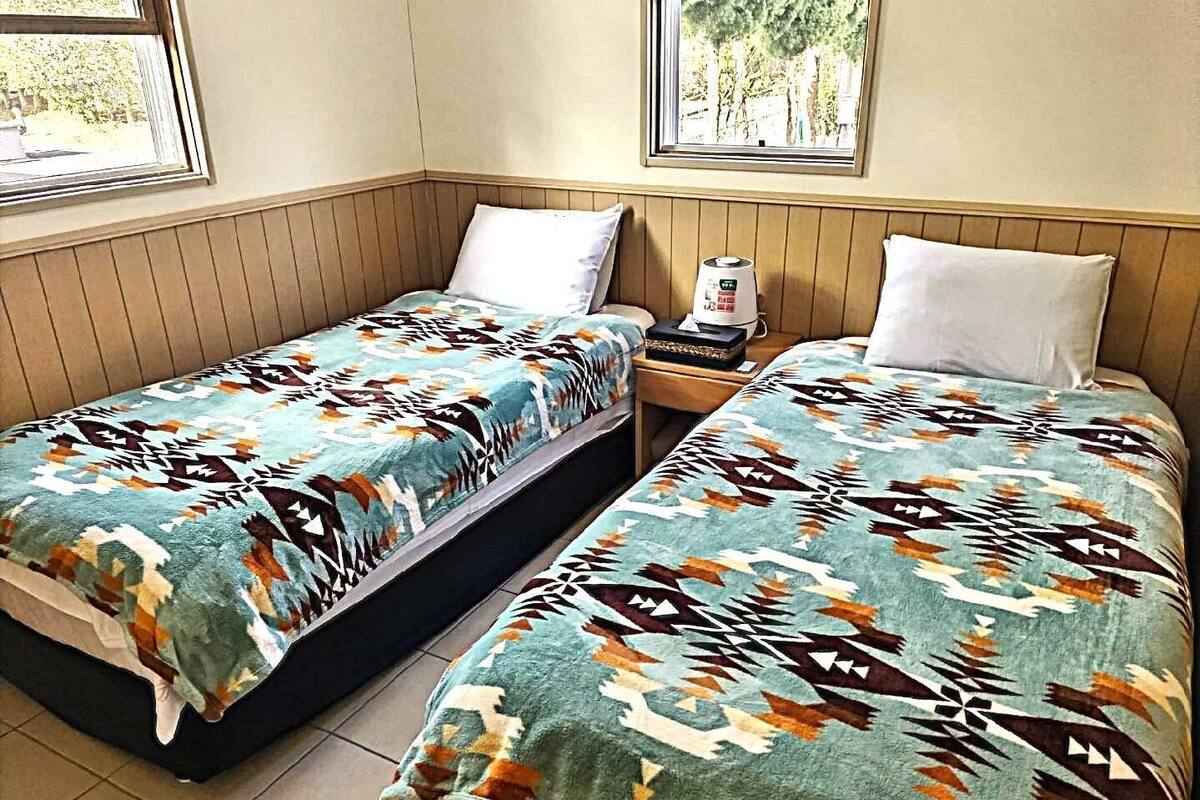 Desk, soundproofing, free WiFi, bed sheets
