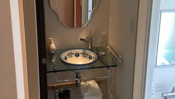Separate bathtub and shower, free toiletries, hair dryer, slippers