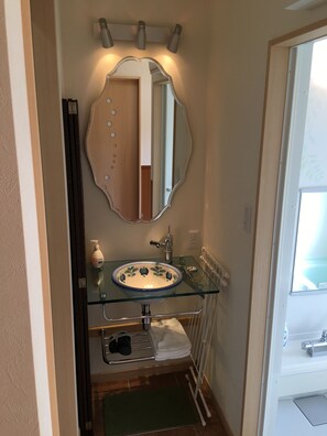 Baignoire et douche séparées, articles de toilette gratuits