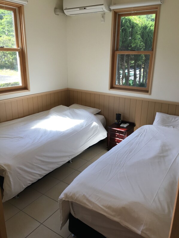 Desk, soundproofing, free WiFi, bed sheets