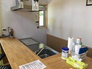 Geladeira, micro-ondas, cooktop, chaleira elétrica