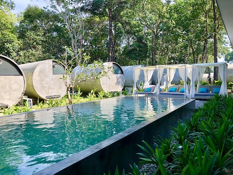 2 piscinas al aire libre, sombrillas, sillones reclinables de piscina