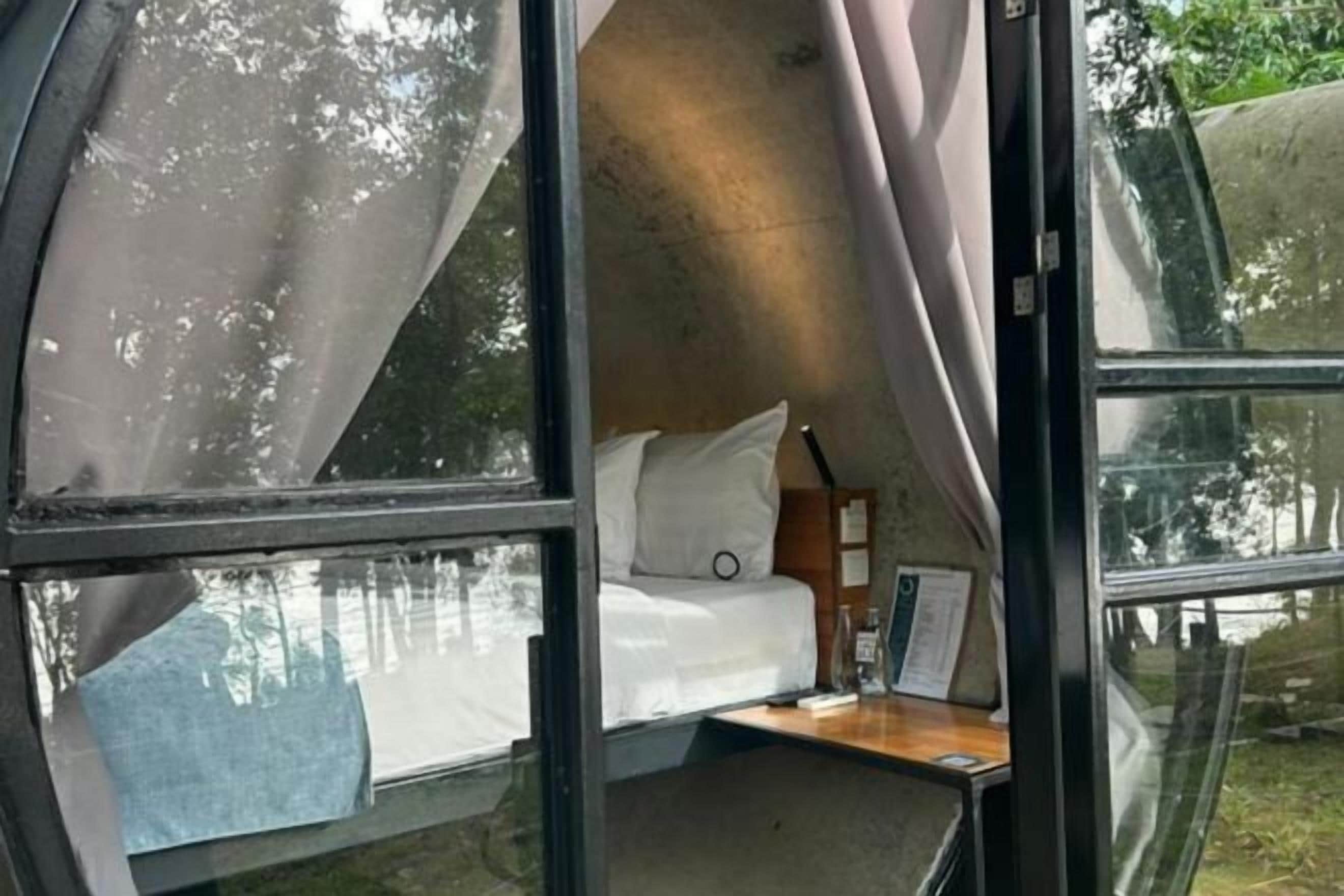 Caixa forta a l'habitació i cortines opaques 