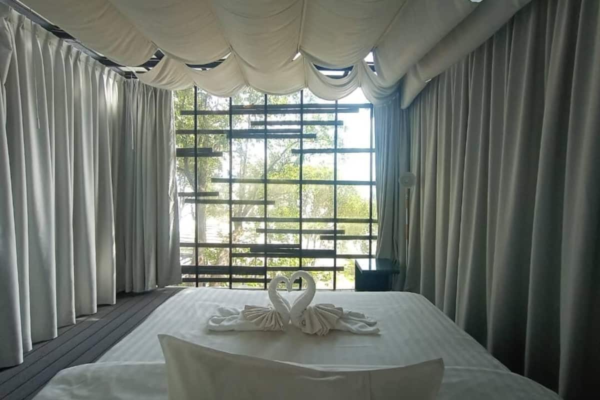 1 bedroom, in-room safe, blackout curtains, soundproofing