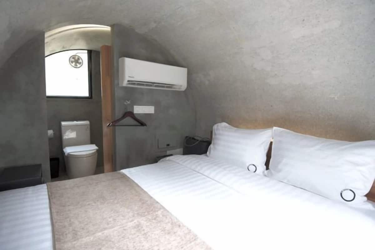 1 bedroom, in-room safe, blackout curtains, soundproofing