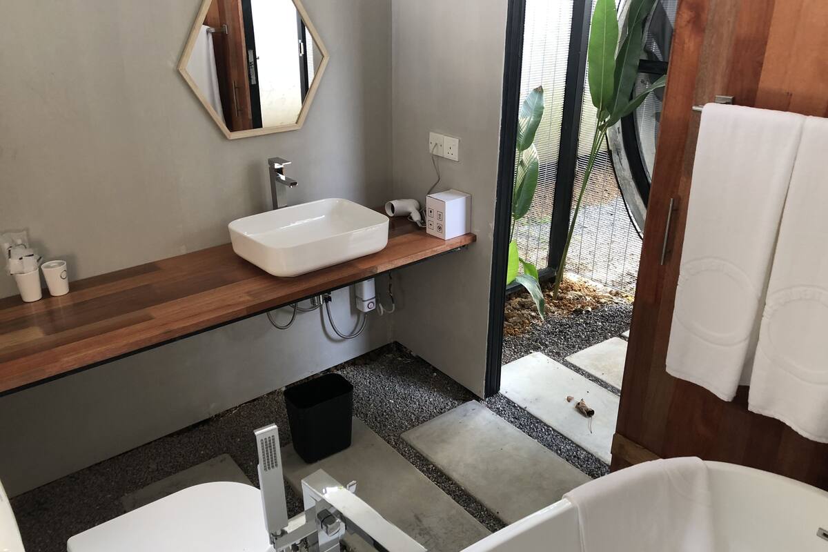 sea view suite | bathroom shower