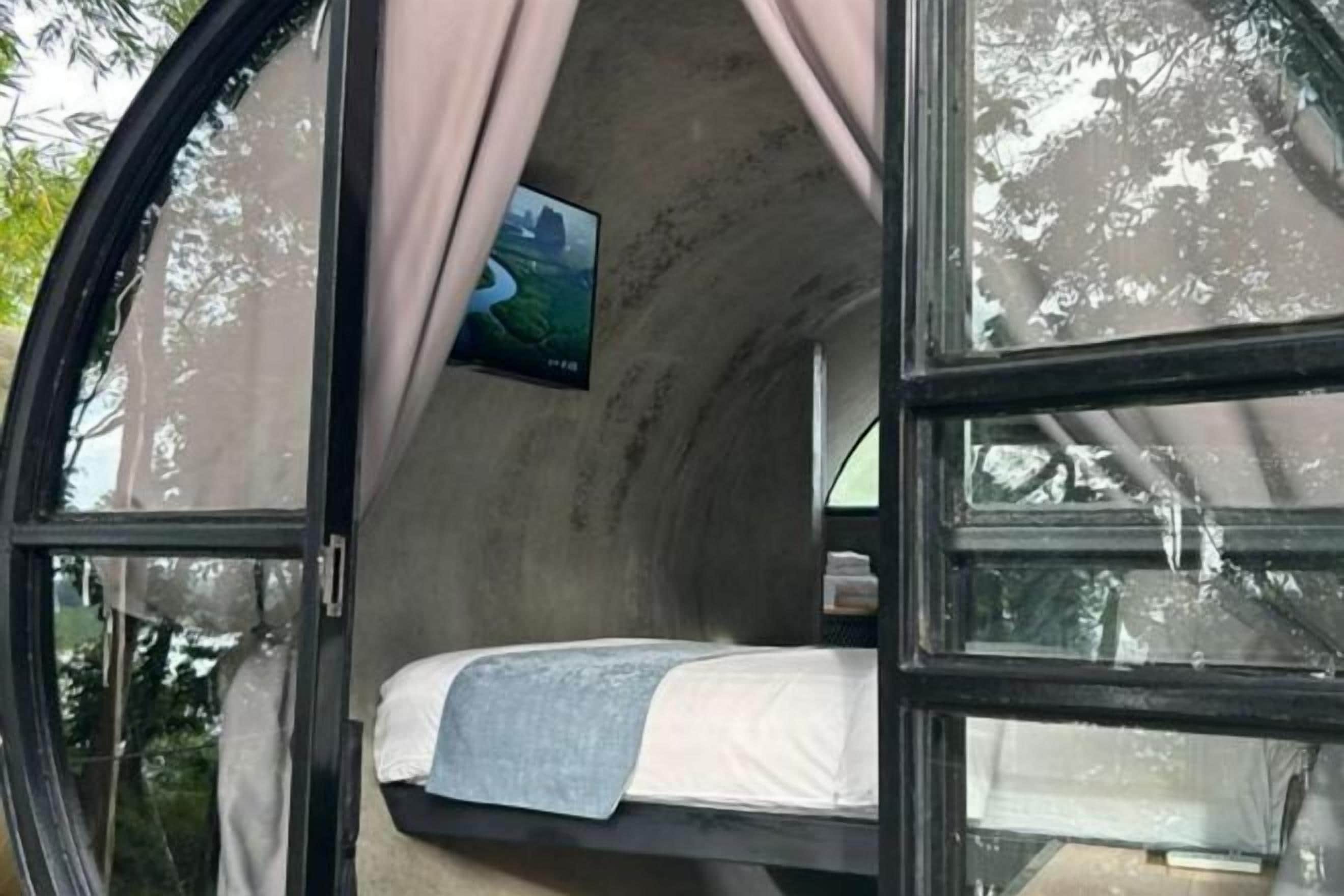 Caixa forta a l'habitació i cortines opaques 