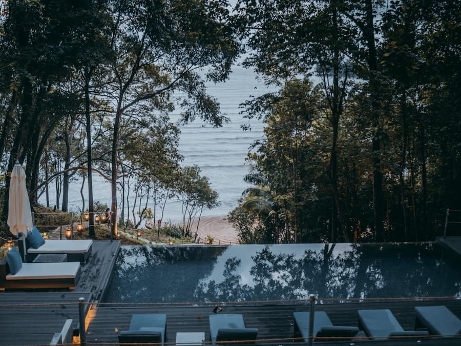 2 kolam renang outdoor, dengan payung kolam renang dan kursi berjemur