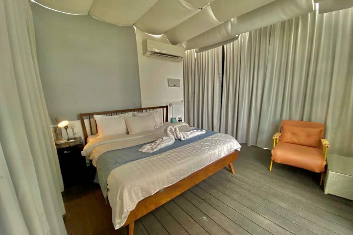 beach front suite | 1 bedroom, in-room safe, blackout curtains, soundproofing