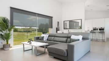 Een smart-tv en een open haard