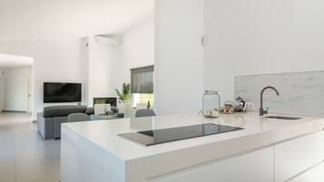 Een koelkast, een microgolfoven, een oven, een kookplaat