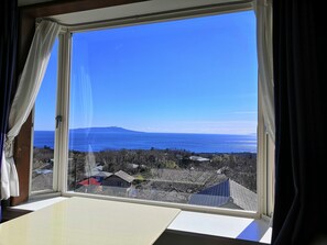 Habitación triple, vistas al mar | Escritorio, cortinas opacas, sistema de insonorización