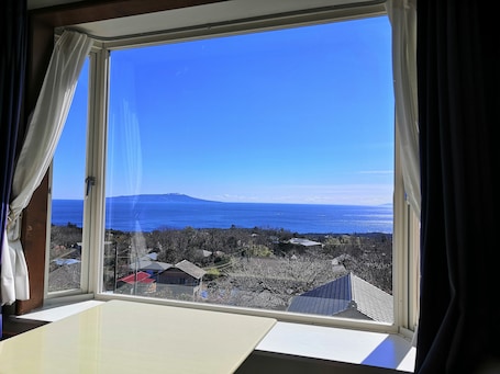 Escritorio, cortinas blackout y sistema de insonorización