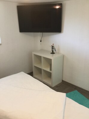 1 bedroom, travel cot, WiFi, bed sheets