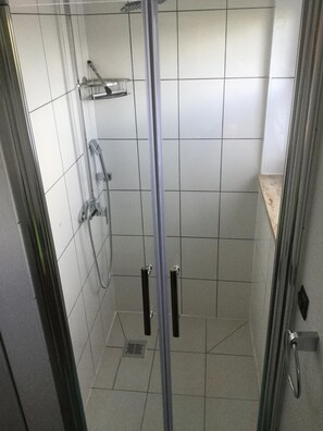 Douche, sèche-cheveux, serviettes fournies
