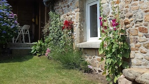 A stone house with a small porch, a satellite dish, and a window. - Sea view, comfortable house in Loguivy-de-la-Mer, near Paimpol  (Ploubazlanec)
