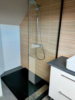 Shower, hair dryer, soap - Sea view, comfortable house in Loguivy-de-la-Mer, near Paimpol  (Ploubazlanec)