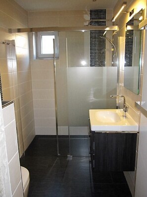 Shower, hair dryer, bidet, towels - Exclusive holiday apartment ****Living Garden directly in Bad Pyrmont 1-4 people (Bad Pyrmont)