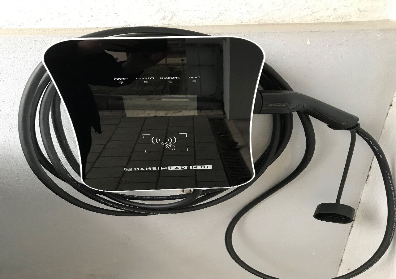 Tomada com cabo de carregamento conectado a um dispositivo.