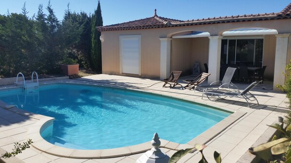 Piscina all'aperto, una piscina riscaldata