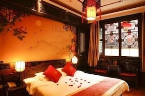 Trang trí khác biệt, trang bị nội thất với thiết kế riêng biệt, bàn