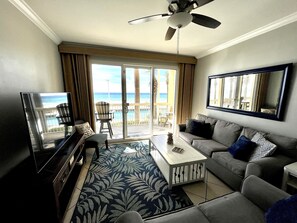 Een smart-tv, een dvd-speler, een filmbibliotheek en een stereo