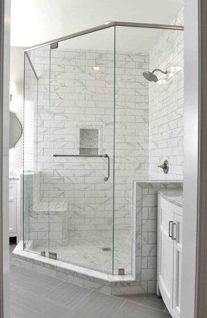 Badewanne, Haartrockner, Handtücher, Toilettenpapier