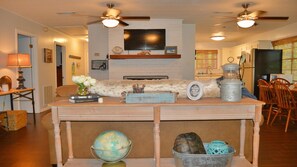 Smart TV, fireplace, books - Charming Cottage Snuggled in Main Lake Cove with Perfect Location and Views (Florien)