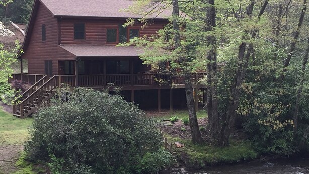 A cabin with a deck and a staircase leading to the entrance. - Beautiful Creekside Cabin 3 Bedroom Robbinsville, NC Perfect Family Location! (Robbinsville)