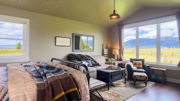 Iron/ironing board, travel crib, free WiFi, bed sheets