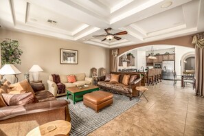 Smart TV, fireplace, books, music library - ⭐⭐⭐⭐⭐~PALAZZO TOSCANO~HEATED POOL/SPA~UP TO 13  IND. BEDS~BASEBALL~GOLF~TENNIS~ (Waddell)