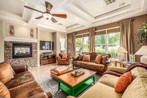 Smart TV, chimenea, libros y biblioteca musical 