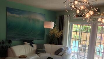 Smart TV, reproductor de DVD, libros y biblioteca musical