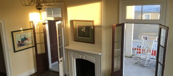 Downtown-One-of-a-Kind Romantic Luxury Residence 5BR, 3BA Sleeps 10 to 12