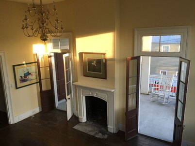 Downtown-One-of-a-Kind Romantic Luxury Residence 5BR, 3BA Sleeps 10 to 12