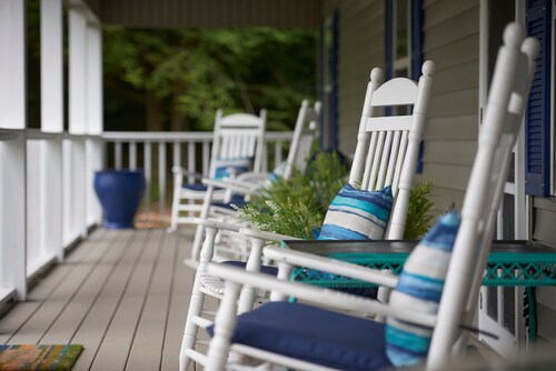 SPRING LODGE - A Beautiful & Private retreat 5 minutes from Blue Ridge Parkway